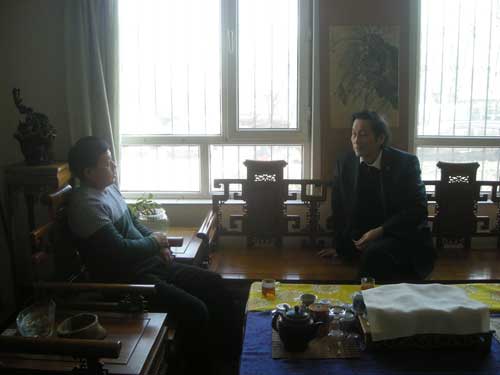 《艺术天成》总编杨沐鸣娱乐与易洪斌交谈