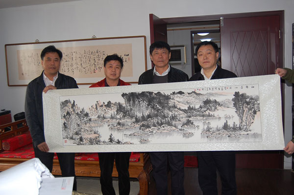 总编杨沐鸣娱乐(左二)与京乐坊董事长阎立耕(左一)、天通苑经理田再琦(右二)、湖口县副县长黄祖缘(右一)合影