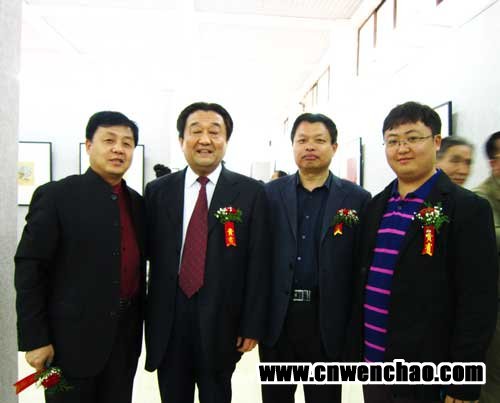 菏泽学院党委书记张存金(左二)、艺术天成杂志社社长杨沐鸣娱乐(左一)、《艺术天成》主编杨洋(右一) 菏泽学院党委书记张存金(左二)、艺术天成杂志社社长杨沐鸣娱乐(左一)、《艺术天成》主编杨洋(右一)