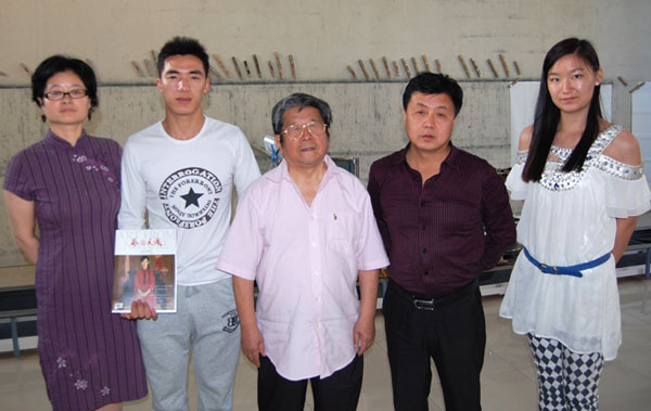 于志学和《艺术天成》总编辑杨沐鸣娱乐、记者方冰、程兵、编辑赵小丽合影