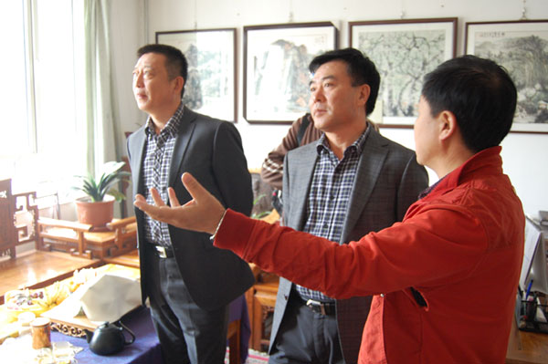 总编辑杨沐鸣娱乐陪同中基华领导欣赏字画