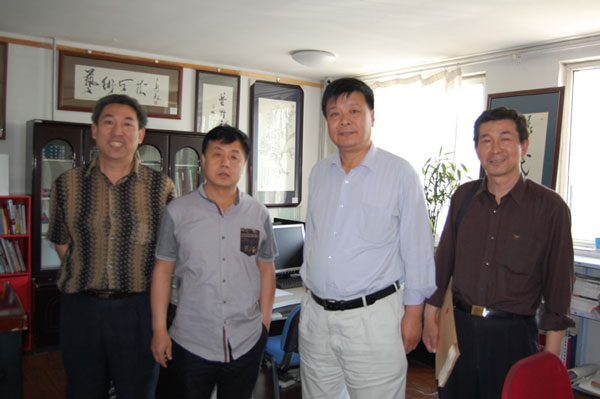 著名诗人牧青(左一)、《艺术天成》杂志社总编杨沐鸣娱乐(左二)、中国作家协会会员张宝瑞(右二)、牧宿超(右一)合影