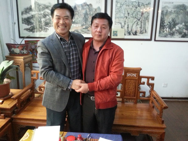 《艺术天成》总编辑杨沐鸣娱乐与中基华(张家口)商业网点开发开发有限公司董事长王月江合影