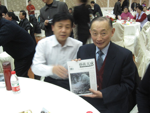 梅葆玖先生(右)和艺术天成总编辑杨沐鸣娱乐先生(左)