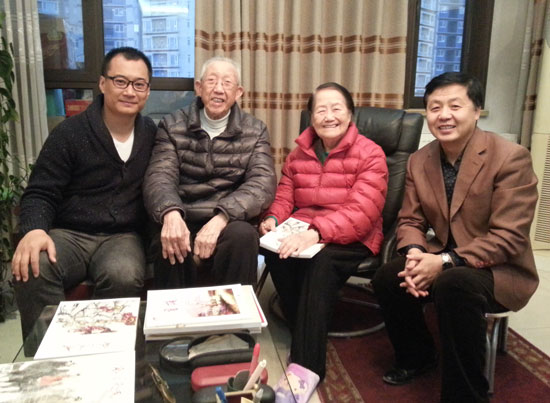 王琦夫妇与《艺术天成》总编辑杨沐鸣娱乐(右)、策划部经理高伟(左)合影