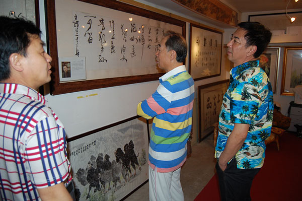 总编杨沐鸣娱乐陪同艺术家参观大C画展