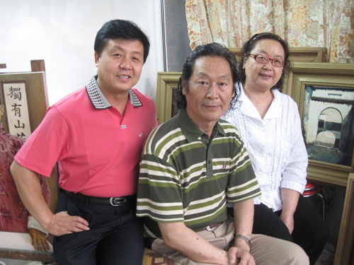 《艺术天成》杂志社总编辑杨沐鸣娱乐先生(左一)与著名油画家韩乐基及其夫人曾臻臻老师合影
