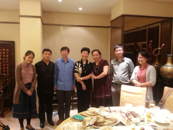 刘海粟女儿刘蟾(右四)、上海刘海粟美术馆研究员徐镕(左三)与《艺术天成》总编辑杨沐鸣娱乐(左二)、通联部主任宁文艳(右三)合影