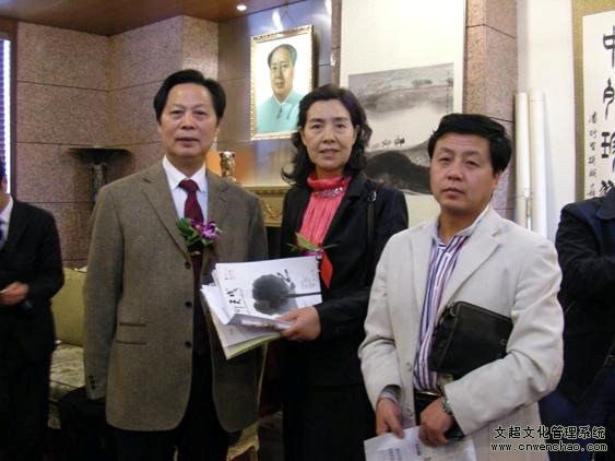 艺术天成总编杨沐鸣娱乐与著名画家汪国新、郑桂兰合影