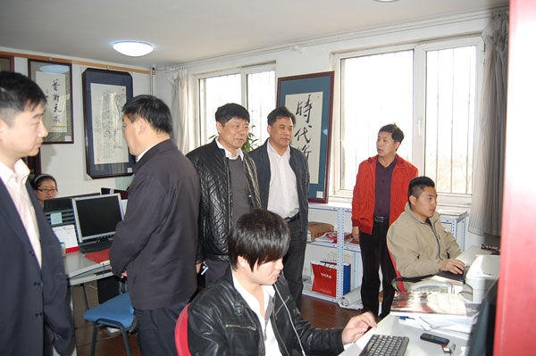 总编杨沐鸣娱乐带领大家参观《艺术天成》编辑部